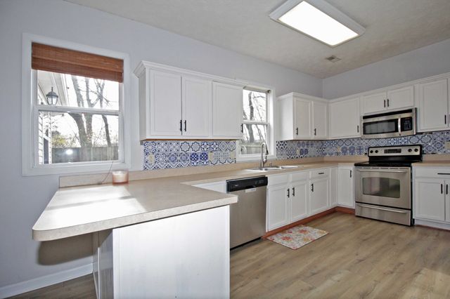 422 W Winterberry Trl, White House, TN 37188