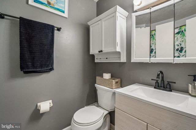 34 HELMSMAN CT, Essex, MD 21221