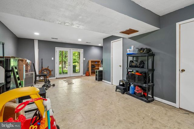 34 HELMSMAN CT, Essex, MD 21221