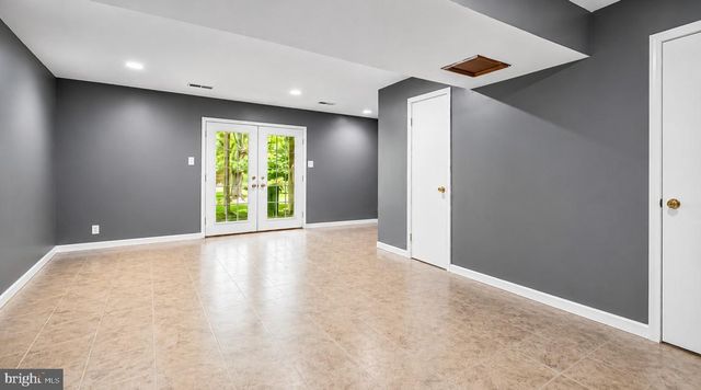 34 HELMSMAN CT, Essex, MD 21221