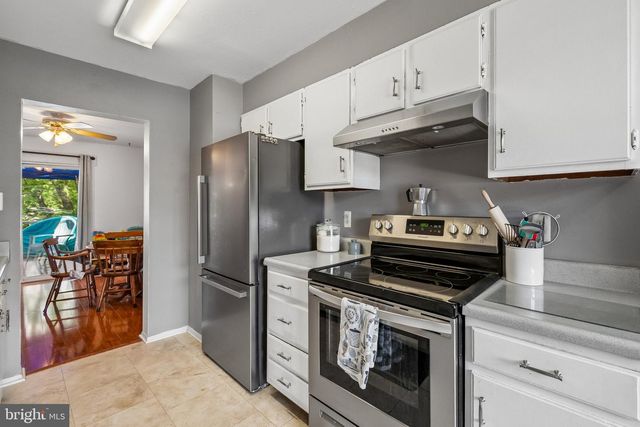 34 HELMSMAN CT, Essex, MD 21221