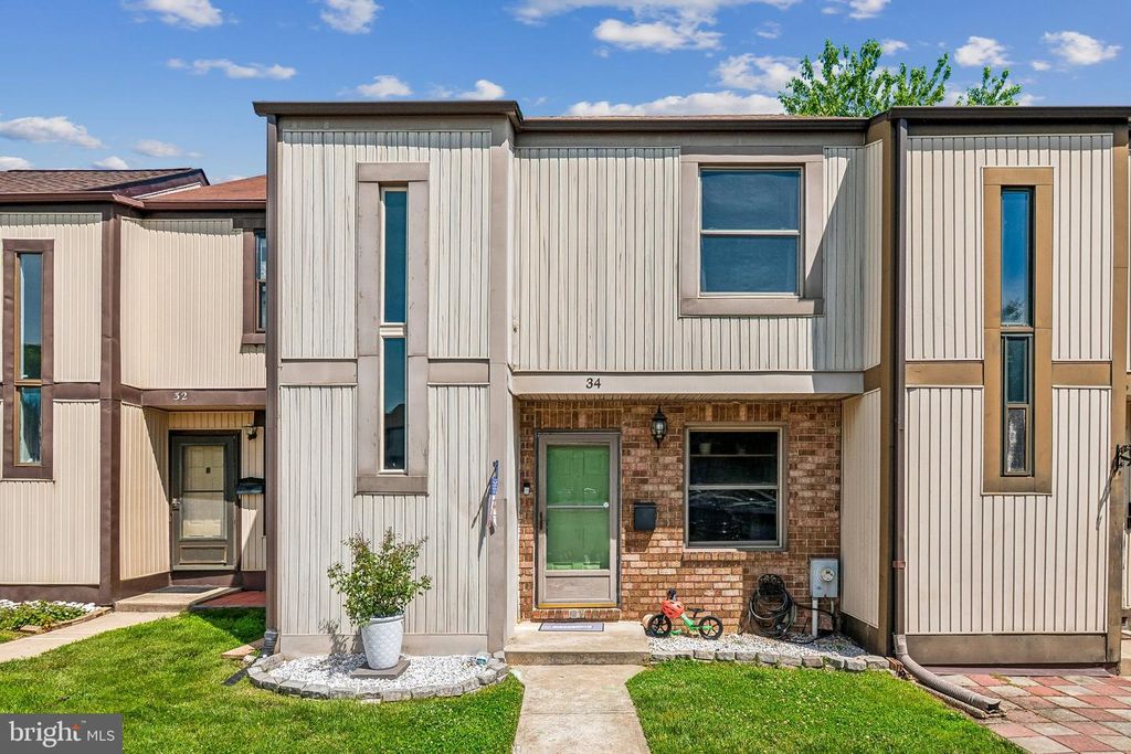 34 HELMSMAN CT, Essex, MD 21221