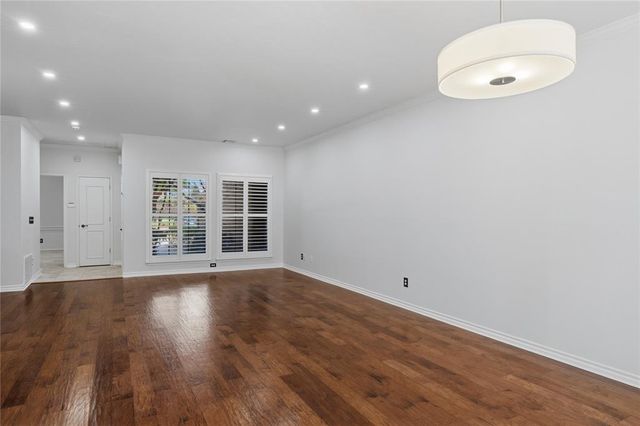 6208 Waterford Boulevard 106, Oklahoma City, OK 73118