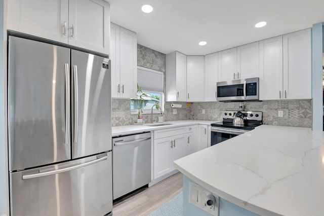 89 Flanders Way B, Delray Beach, FL 33484