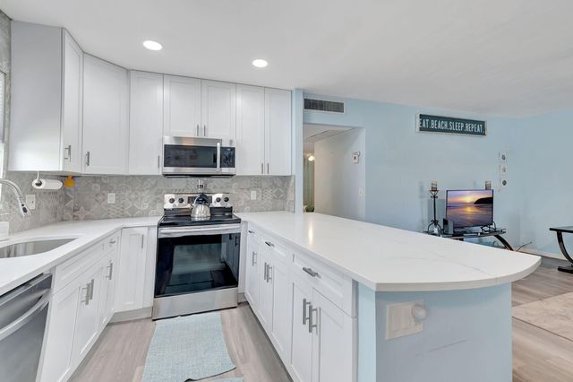 89 Flanders Way B, Delray Beach, FL 33484