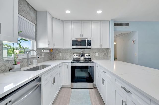 89 Flanders Way B, Delray Beach, FL 33484