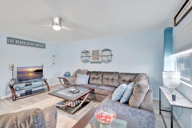 89 Flanders Way B, Delray Beach, FL 33484