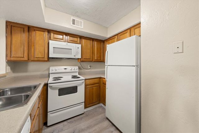 11510 N May Avenue B107, Oklahoma City, OK 73120