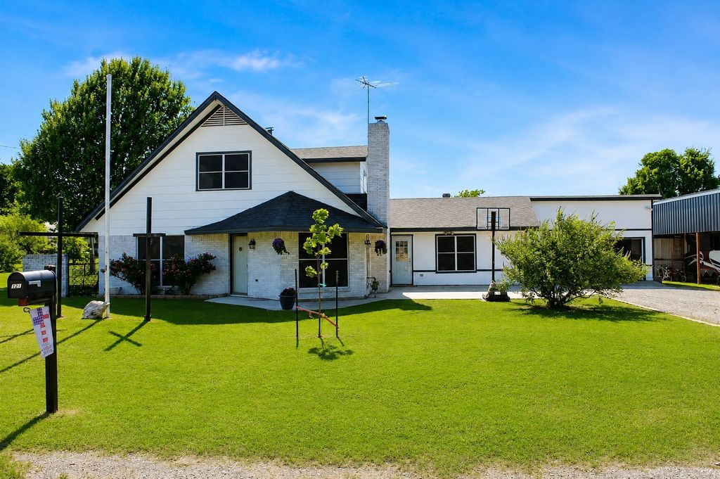 121 Port O Call Court, Runaway Bay, TX 76426
