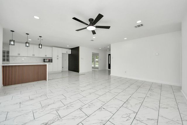 1418 San Sebastian Lane, Nassau Bay, TX 77058