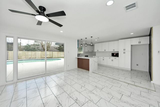 1418 San Sebastian Lane, Nassau Bay, TX 77058