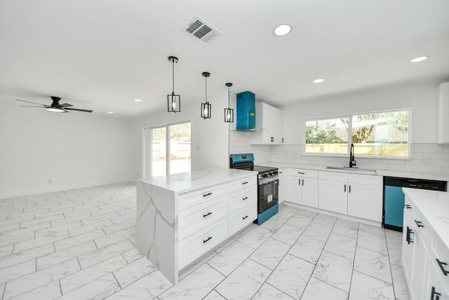 1418 San Sebastian Lane, Nassau Bay, TX 77058