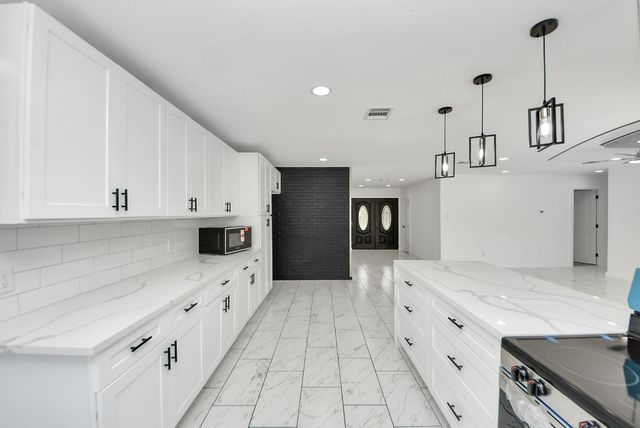 1418 San Sebastian Lane, Nassau Bay, TX 77058