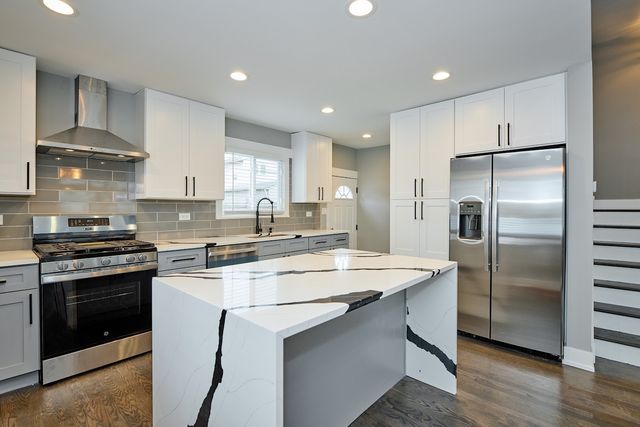 8926 Natoma Avenue, Morton Grove, IL 60053