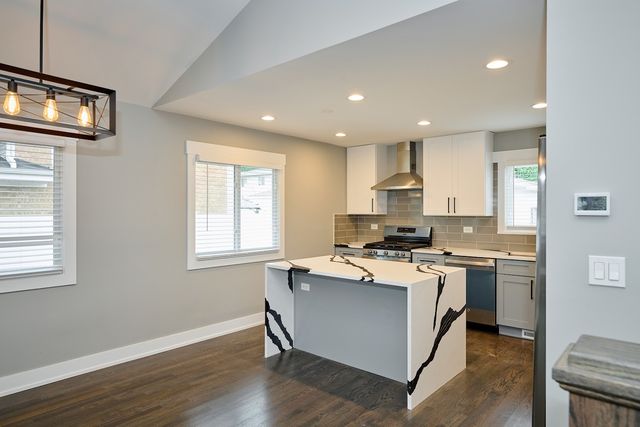 8926 Natoma Avenue, Morton Grove, IL 60053