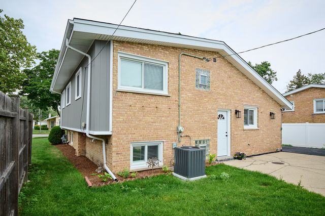 8926 Natoma Avenue, Morton Grove, IL 60053