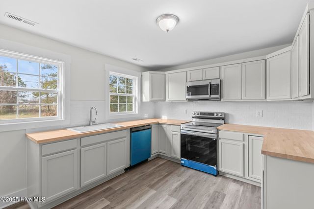 2880 Catherine Lake Road, Richlands, NC 28574