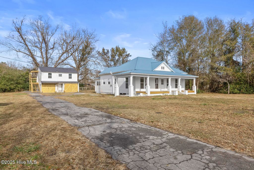 2880 Catherine Lake Road, Richlands, NC 28574