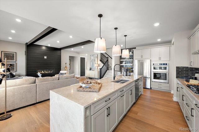 2691 Crystal Lake Drive, Commerce Charter Township, MI 48382