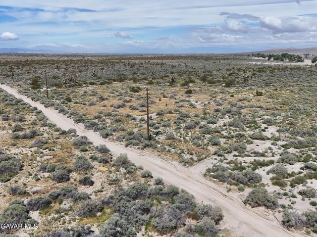 E Avenue R, Palmdale, CA 93591