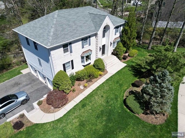 11 Jason Woods Road, Closter, NJ 07624
