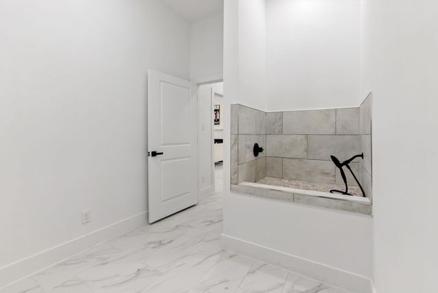 418 Bedford DR, Spicewood, TX 78669