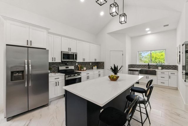 418 Bedford DR, Spicewood, TX 78669