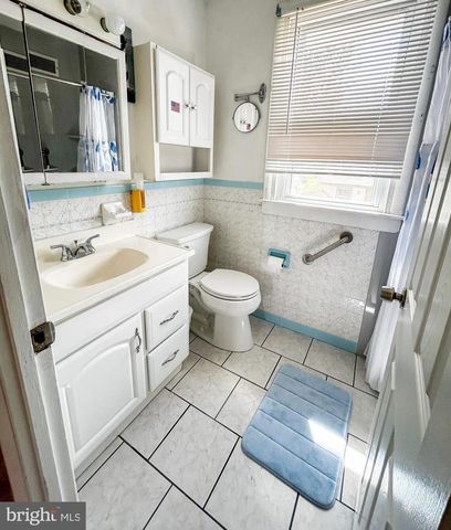 3816 CHALFONT DR, Philadelphia, PA 19154