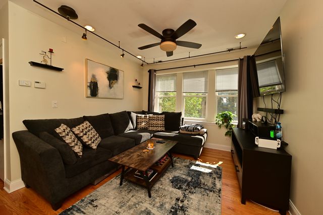 3350 W GRACE Street 3, Chicago, IL 60618