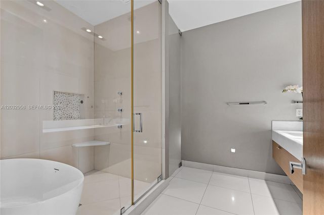 900 Brickell Key Boulevard 1002, Miami, FL 33131