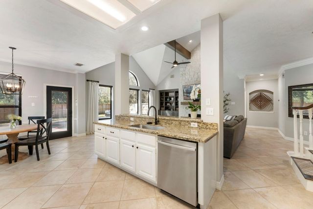 135 W Slatestone Circle, The Woodlands, TX 77382