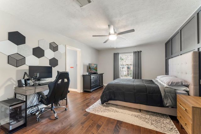 135 W Slatestone Circle, The Woodlands, TX 77382