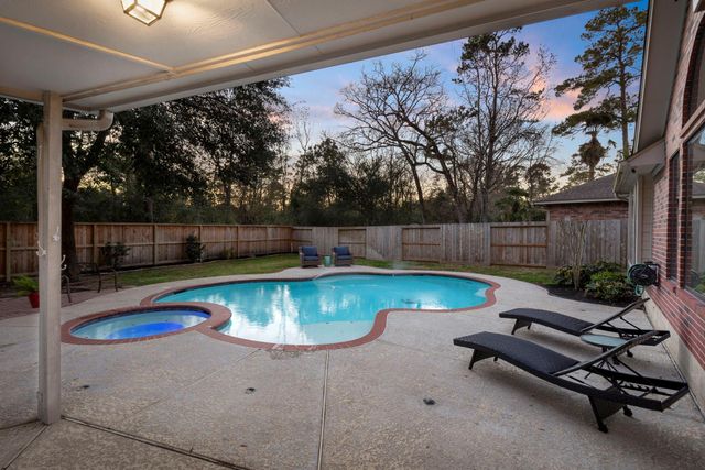 135 W Slatestone Circle, The Woodlands, TX 77382