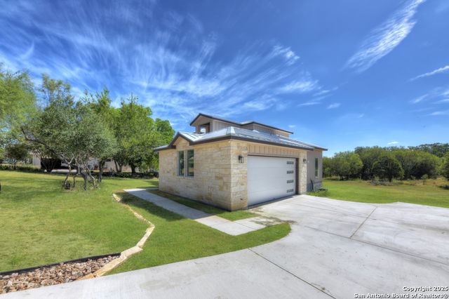 105 River Bluff, Castroville, TX 78009