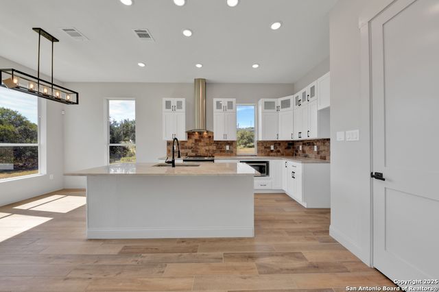 105 River Bluff, Castroville, TX 78009