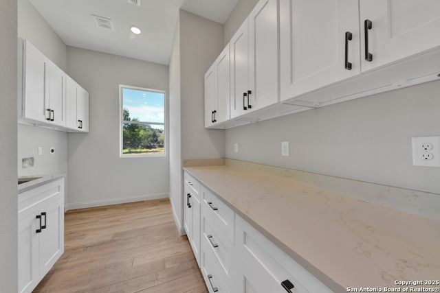 105 River Bluff, Castroville, TX 78009