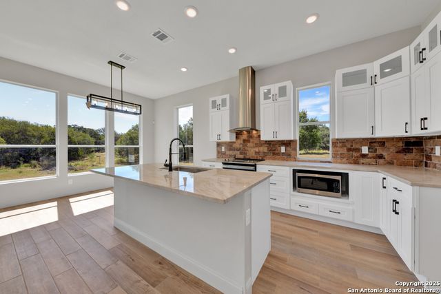 105 River Bluff, Castroville, TX 78009