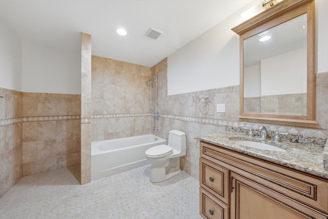 9232 S Essex Avenue, Chicago, IL 60617