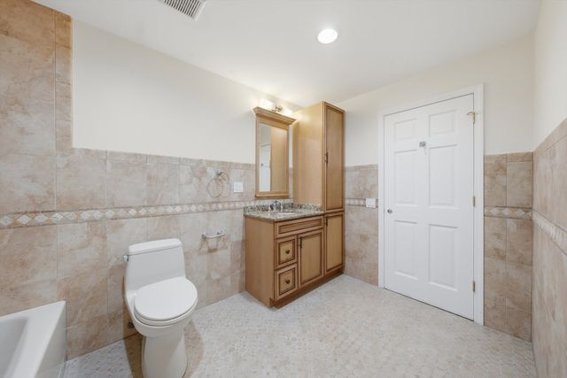 9232 S Essex Avenue, Chicago, IL 60617