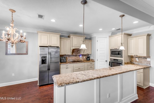 712 Champagne Drive, Biloxi, MS 39532