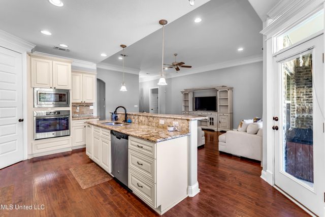 712 Champagne Drive, Biloxi, MS 39532