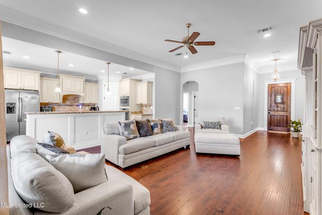 712 Champagne Drive, Biloxi, MS 39532