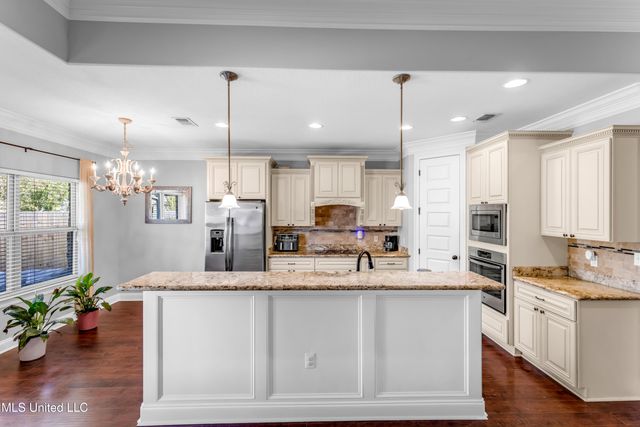 712 Champagne Drive, Biloxi, MS 39532