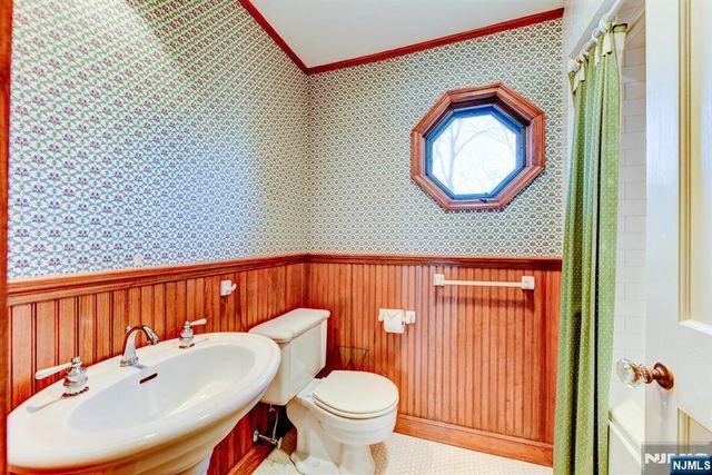 15 Overlook Road, Caldwell, NJ 07006