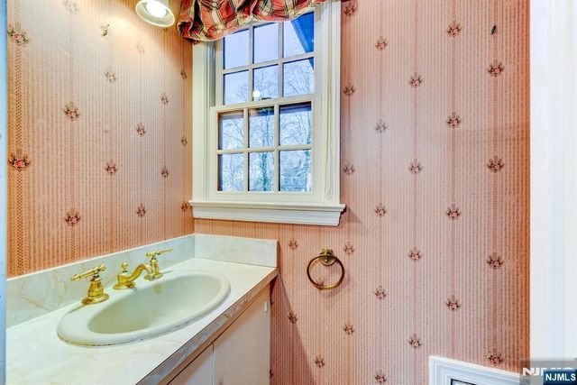 15 Overlook Road, Caldwell, NJ 07006