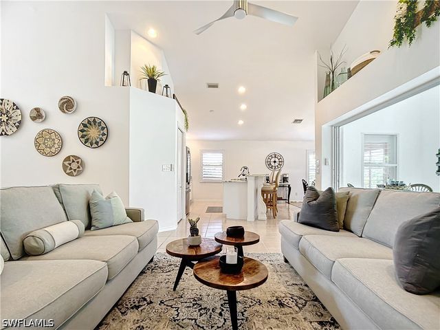 8452 Indian Wells WAY, Naples, FL 34113
