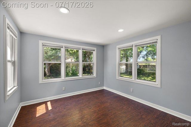 676 W Coy Avenue, Hazel Park, MI 48030