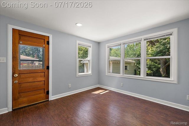 676 W Coy Avenue, Hazel Park, MI 48030