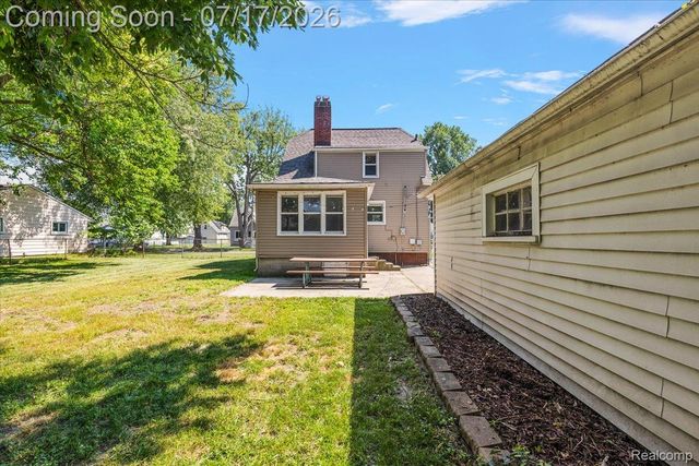 676 W Coy Avenue, Hazel Park, MI 48030