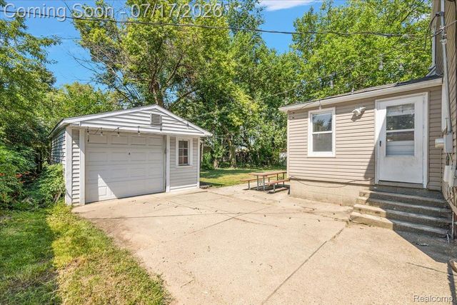 676 W Coy Avenue, Hazel Park, MI 48030